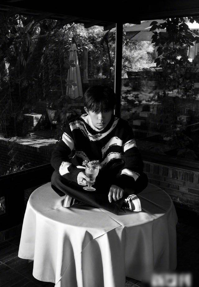 易烊千玺黑白大片首曝光,画面质感高级,沉静中现能量_照片_突破_作品