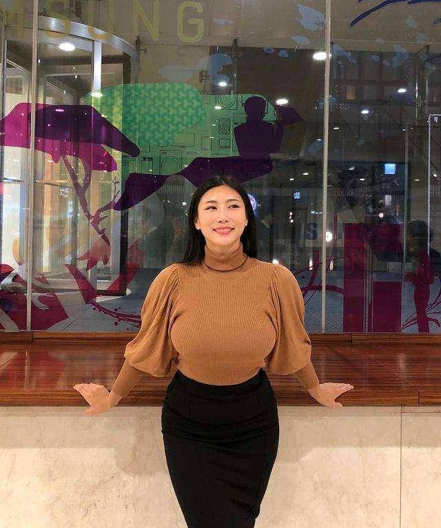 42岁的国外健身阿姨,梨形身材魅力十足,男友才25岁_李殷娜_运动_因为