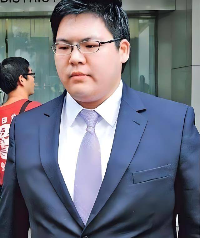 当年向佑砸东莞太子酒店,叫3个女郎不付钱,叫嚣:我爸是向华强_儿子