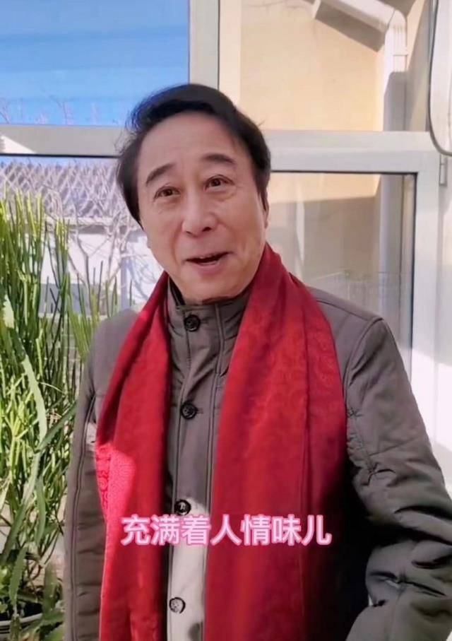 64岁冯巩打快板为天津加油,眉头紧锁一脸担忧,却被催