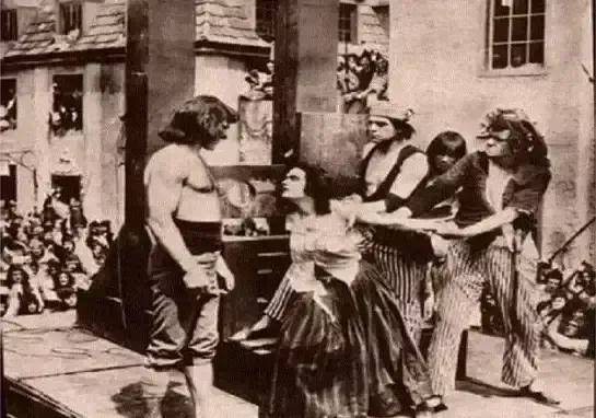 一 中世纪欧洲的死刑在中世纪的欧洲,很多死刑的执行方式,比如锯刑