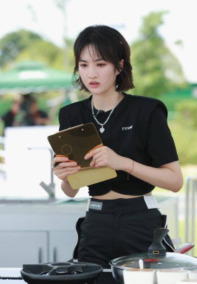 姚安娜综艺首秀,穿全身黑时尚单品像明星,真不愧是华为二公主_风格