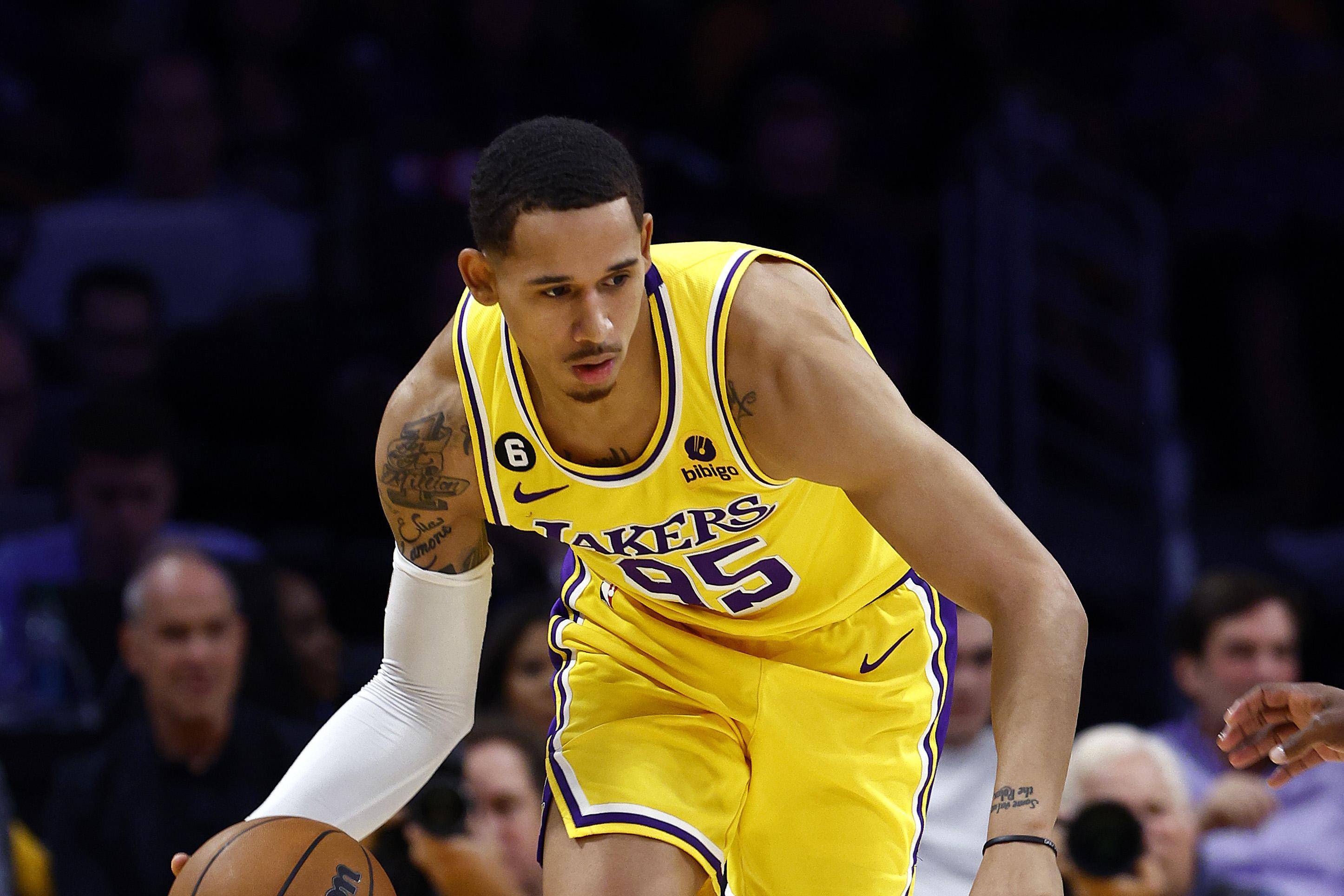 詹姆斯32 8 9错失扳平三分,湖人关键回合愣神,最后