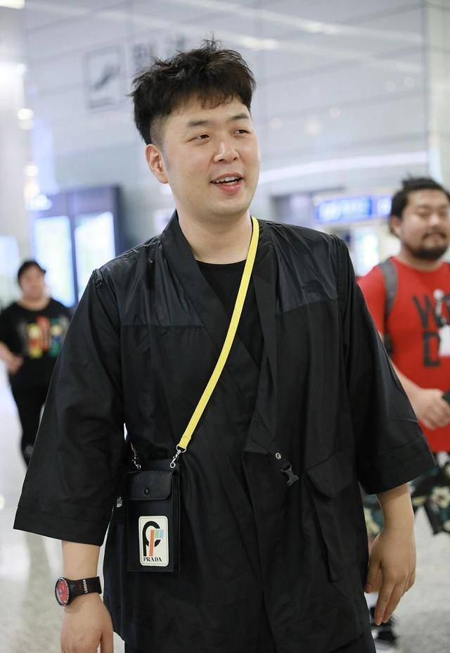 杜海涛和粉丝合影,网友评价杜海涛,又沧桑,又显老,还有点丑_罗云熙