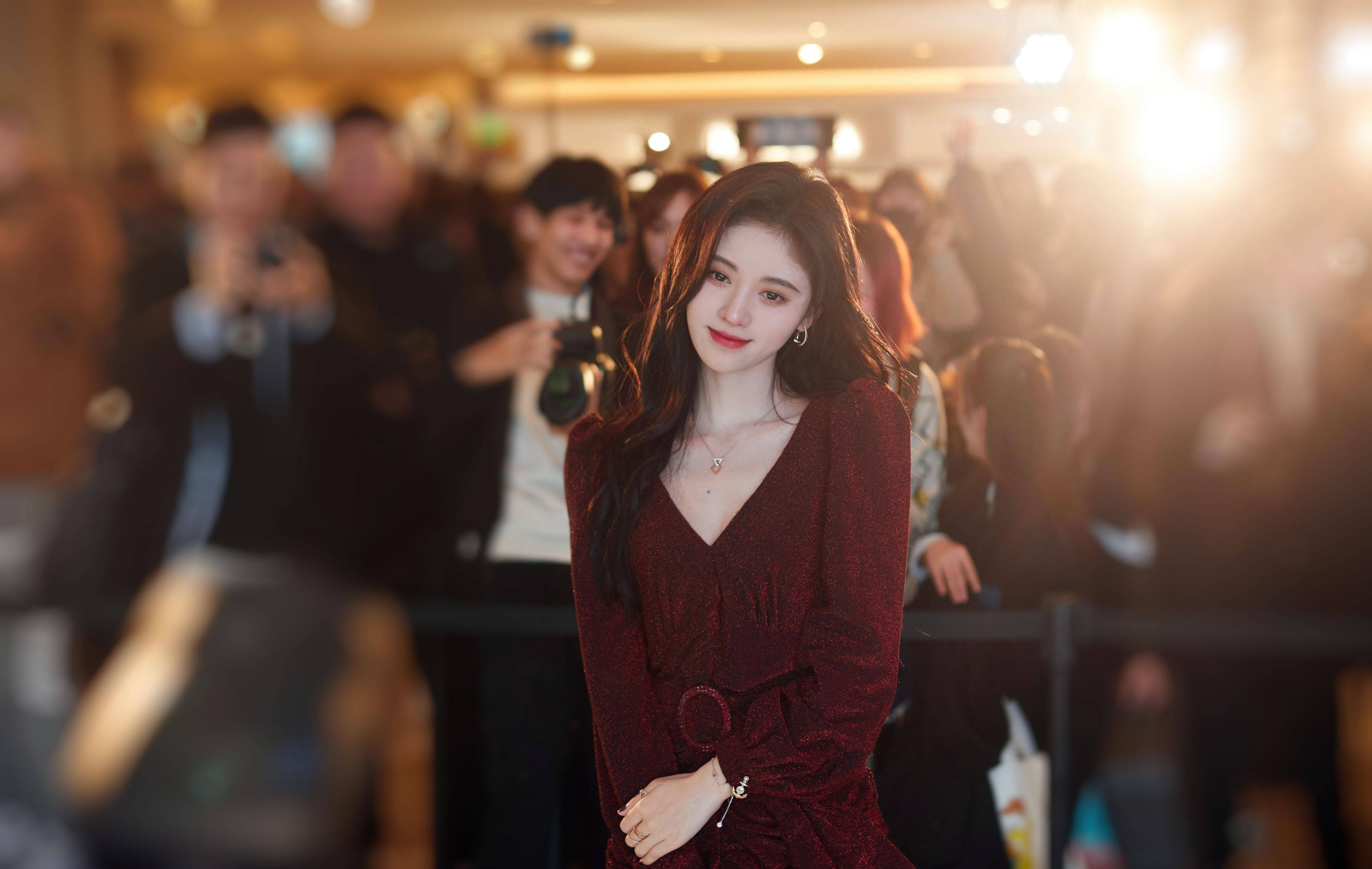 港风鞠婧祎上线,穿丝绒裙上演眼神杀,"四千年美女"实至名归!