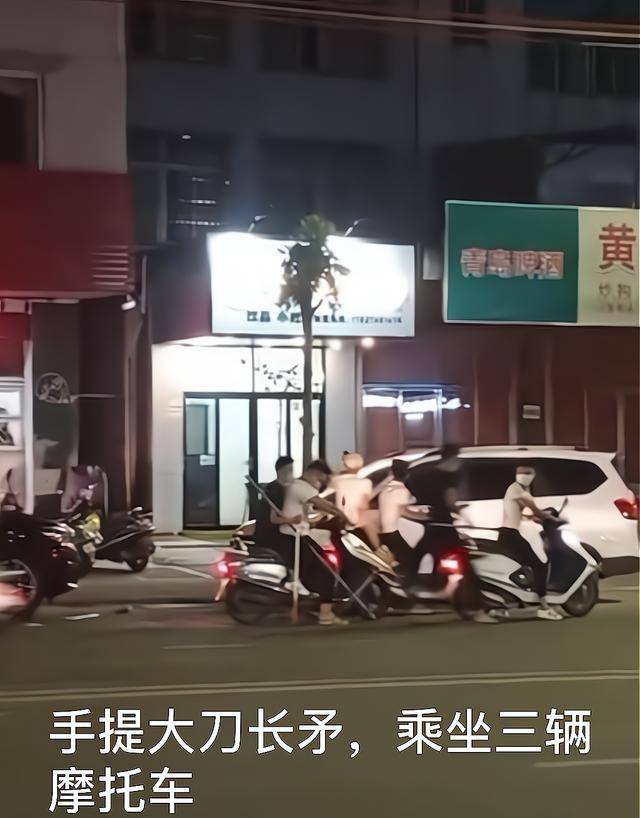 广东街头6名鬼火少年骑摩托,手持长刀追逐,场面刺激_年轻人_武侠小说