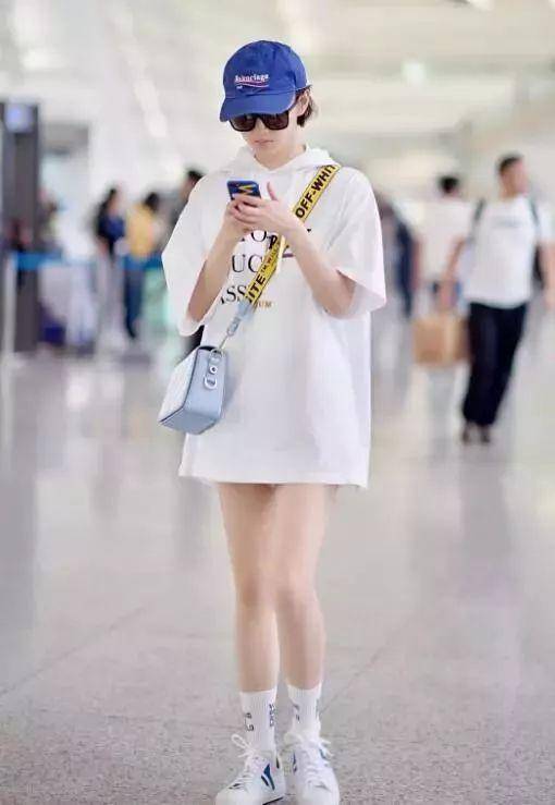 盘点女明星们的"下衣失踪"穿搭_卫衣_法穿_杨幂