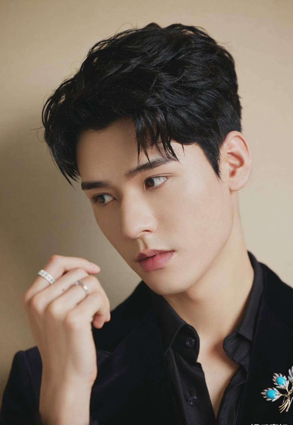 衬衫开到身材口,潇洒倜傥的公子腔调,怼脸镜头太鲨了~龚俊出席智族gq