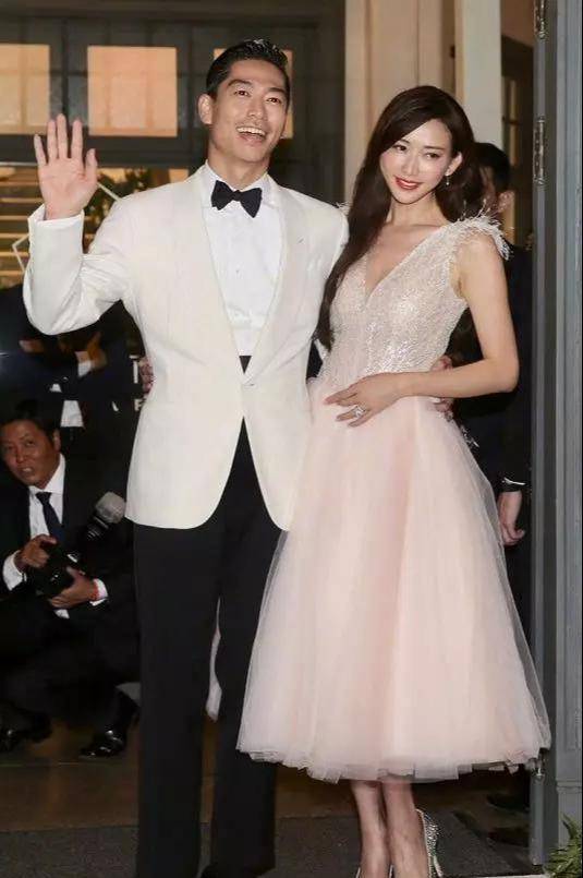 林志玲婚礼与丈夫拥吻,吻得"用力"又实在,新娘完全无娇羞感_姐姐_时尚