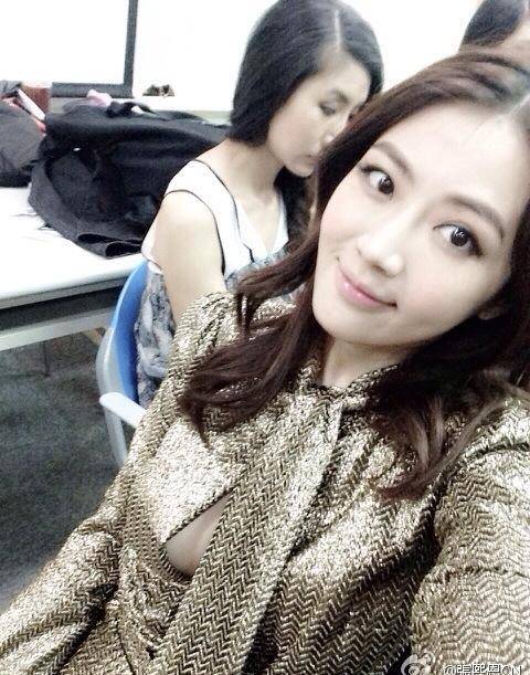 但在近日,言承旭被拍到与分手四年的前女友张熙恩聚餐,当天聚餐一直