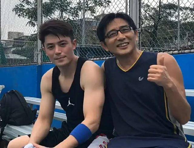 霍建华新照一身肌肉好壮硕,颜值帅回白子画_白色_蓝色_背心