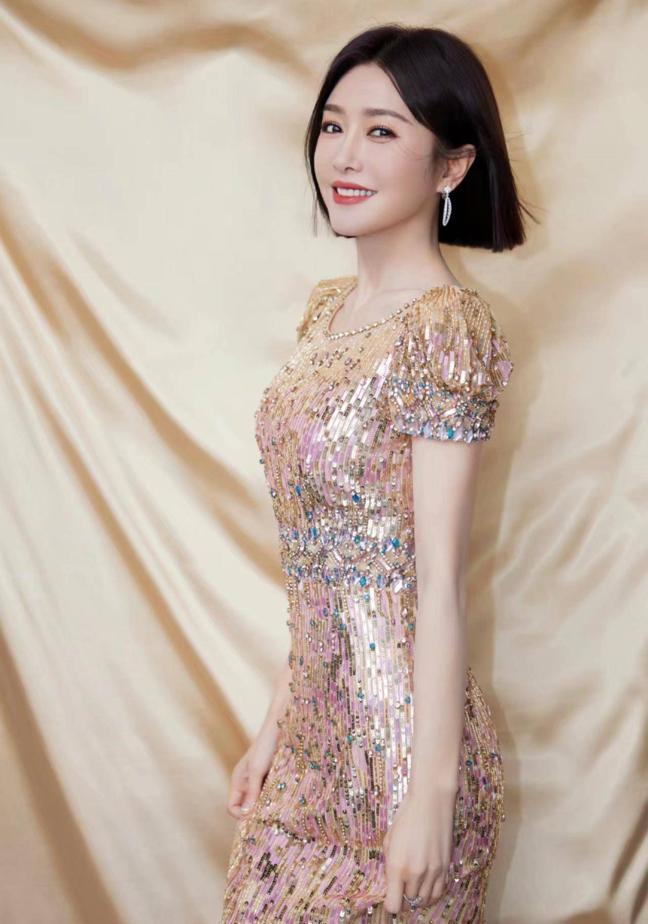 秦岚央视春晚造型,穿一条粉色亮片长裙,搭短发气质又减龄!