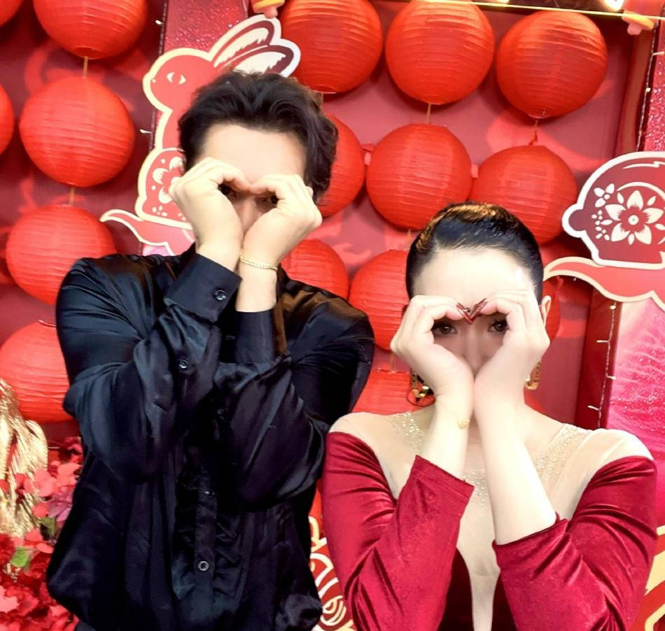 钟丽缇张伦硕晒拜年写真 两人对镜比心恩爱甜蜜-搜狐大视野-搜狐新闻
