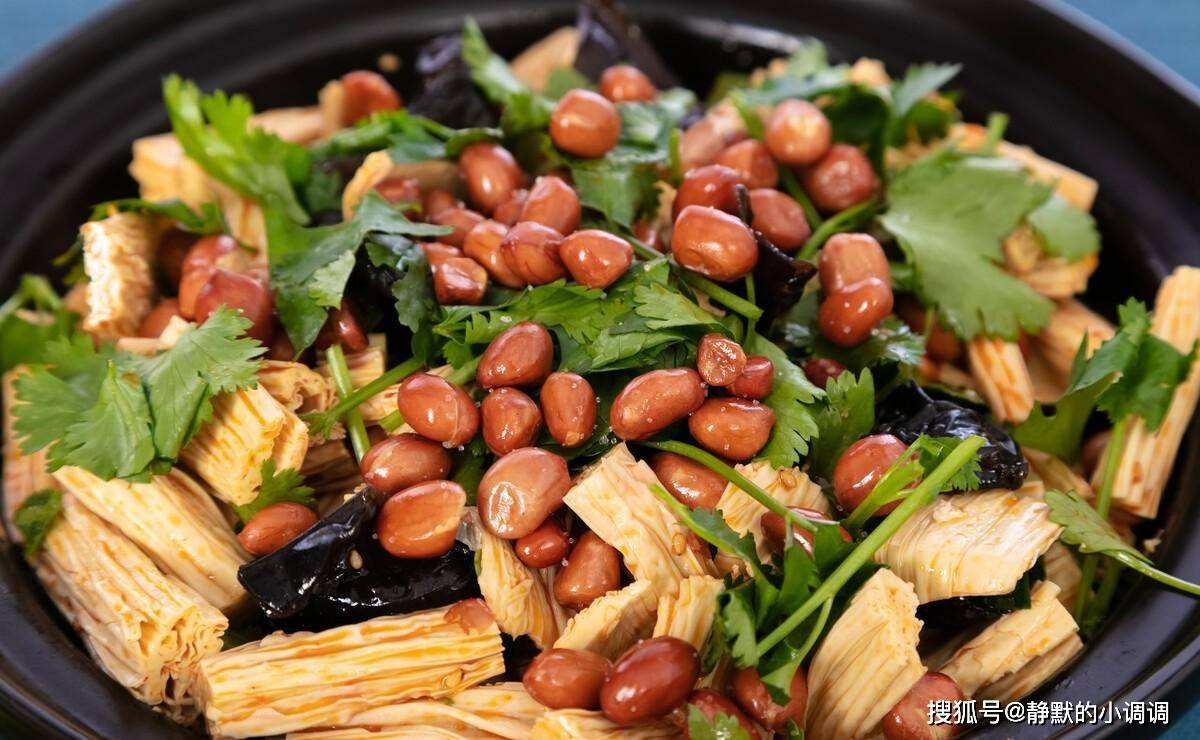 炒韭菜【原料】:香干,韭菜,胡萝卜,葱,蒜,盐,十三香,生抽【实践】:2