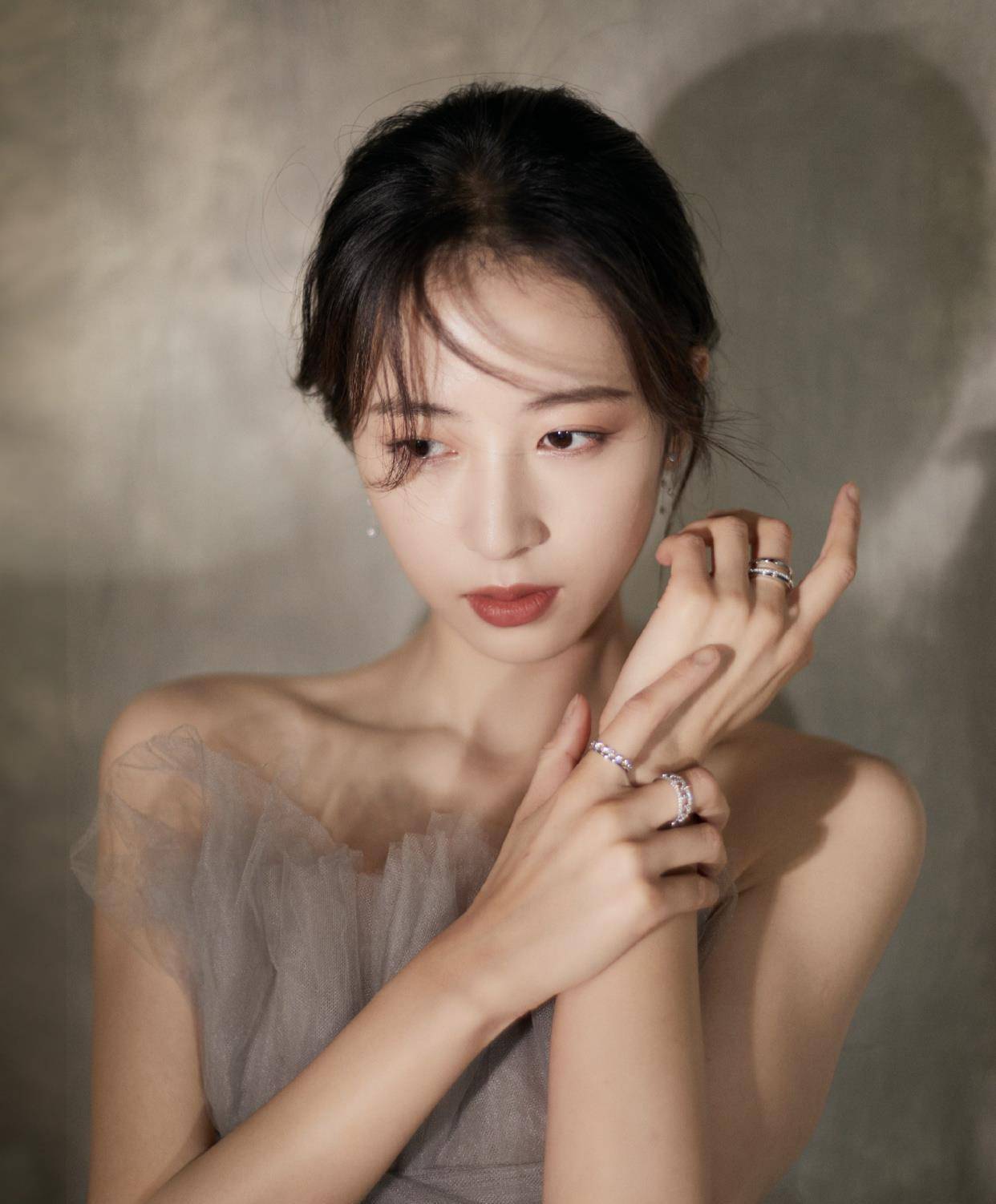 剧照曝光,结婚证太抢眼,女主是肖战闺蜜_龚俊_周雨彤_时尚