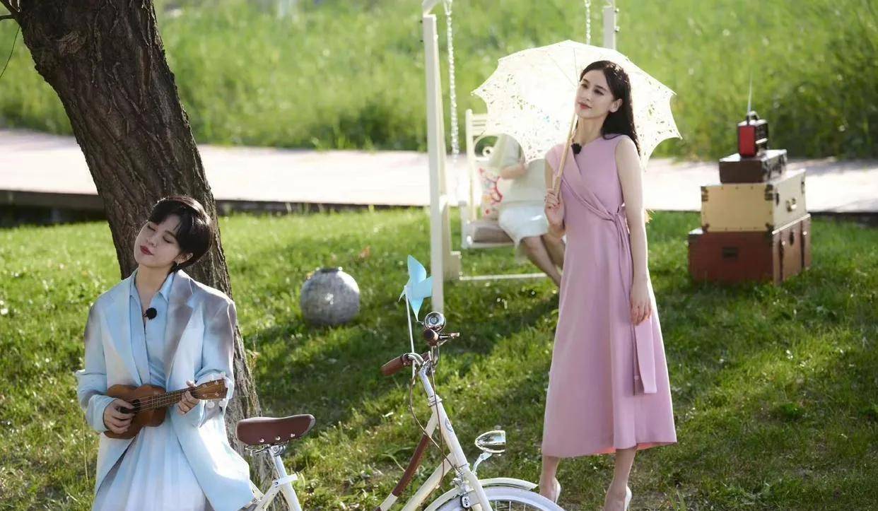 摄影师问黄圣依:"你这两个闺蜜好眼熟,是不是两个大明星?