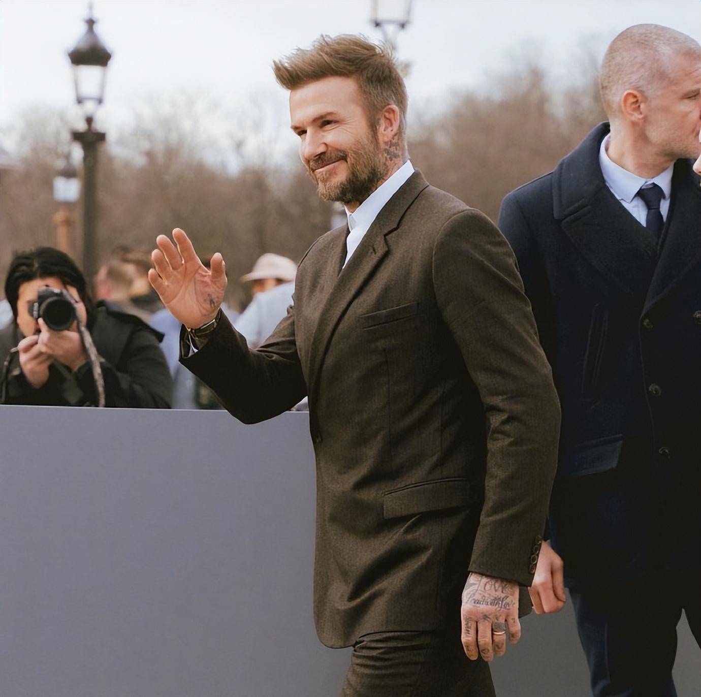 贝克汉姆和克鲁兹在巴黎时装周引领复古风,"贝嫂"大秀小细腿_黑色