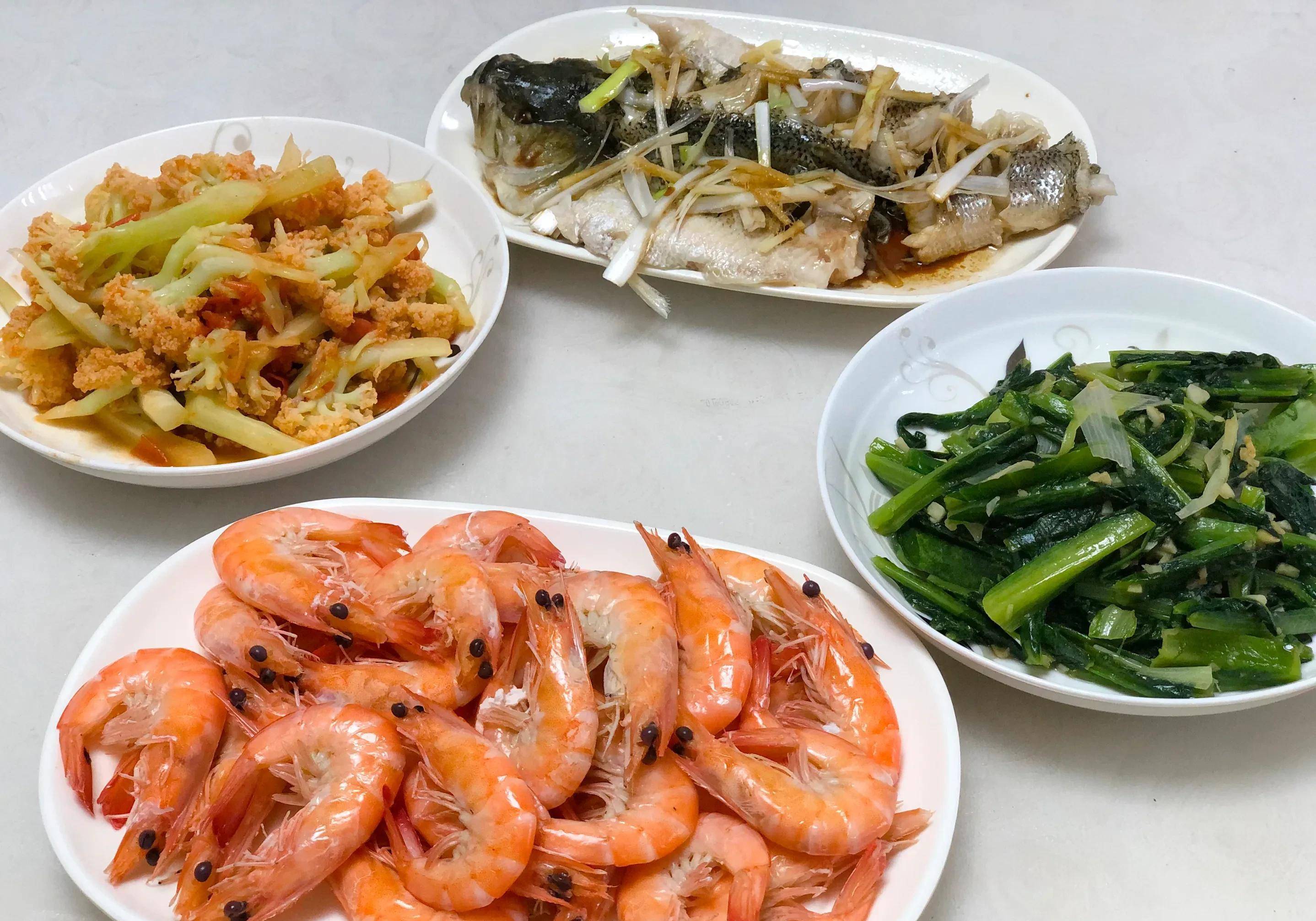 晒晒我家周末午餐,荤素搭配有鱼有虾花费不到100元,低脂又健康_道菜