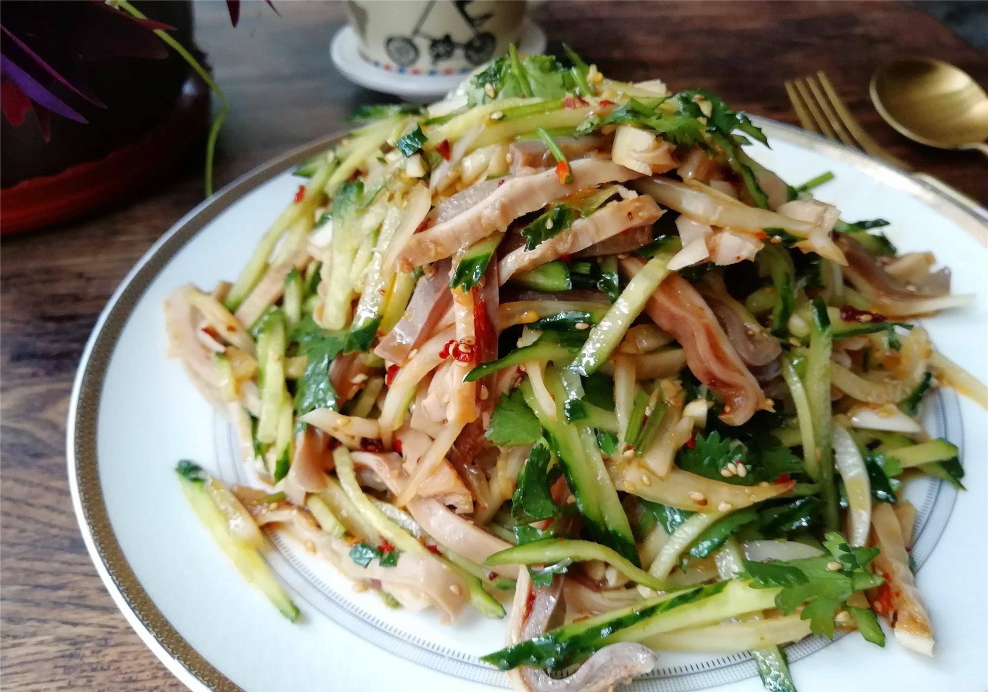 【凉拌肚丝】所需材料:猪肚1个,黄瓜1根,洋葱1根,大蒜3瓣,盐适量,香油