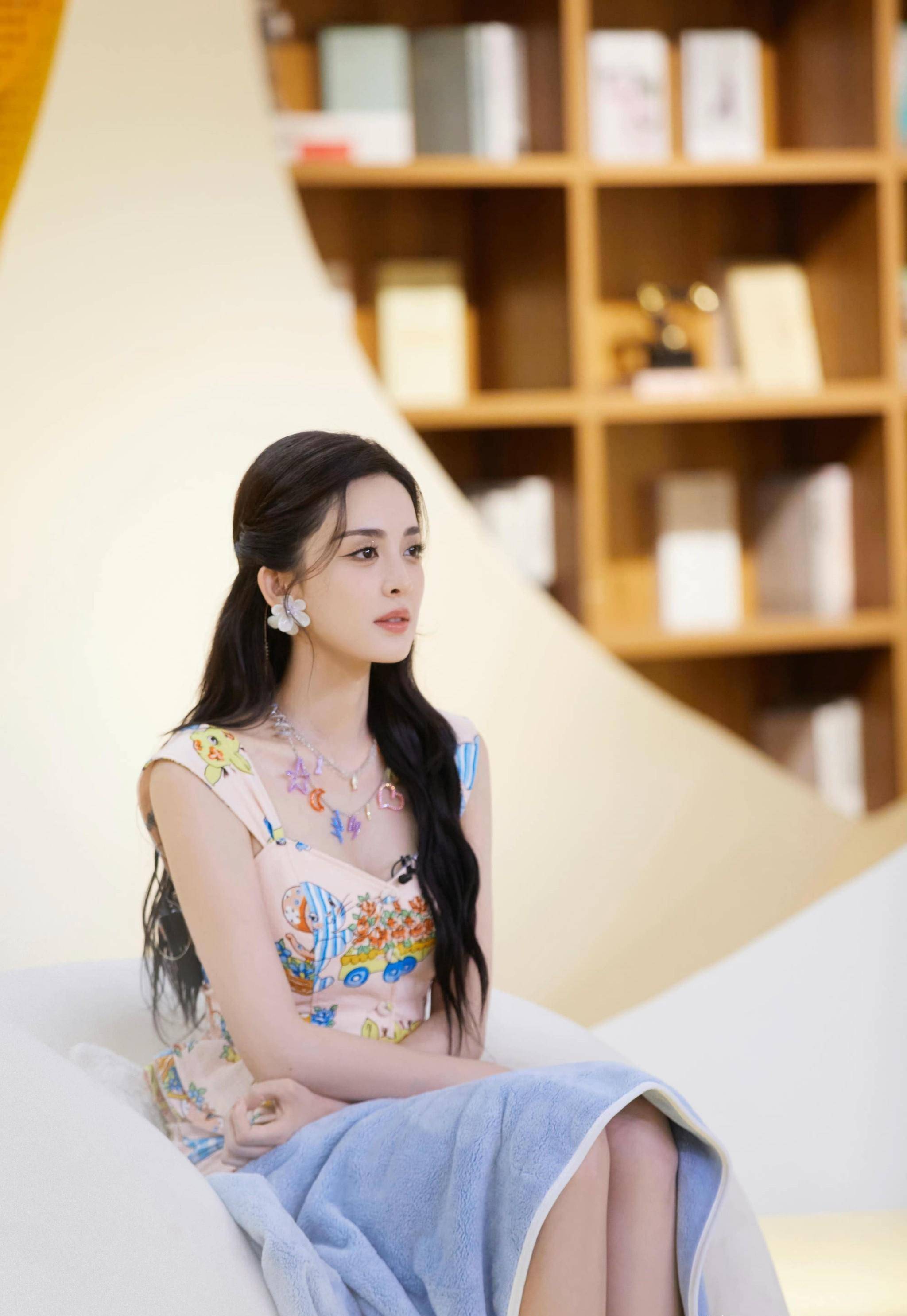 娜扎穿卡通糖果短裙上节目,甜美俏皮超可爱,细长美腿太抢镜_状态_未来