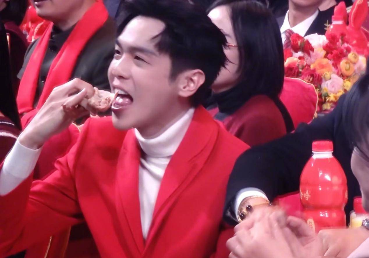 张若昀吃烧鸡撞衫雪糕,毛不易身陷饺子海_表演_网友_舞台