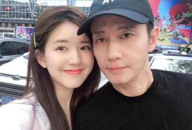 赵露思父女郊外"放风",赵爸爸打扮新潮,大长腿引热议_思和_白色_带着