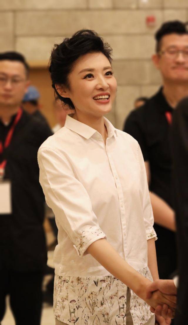54岁央视女主持周涛晒照拜年!