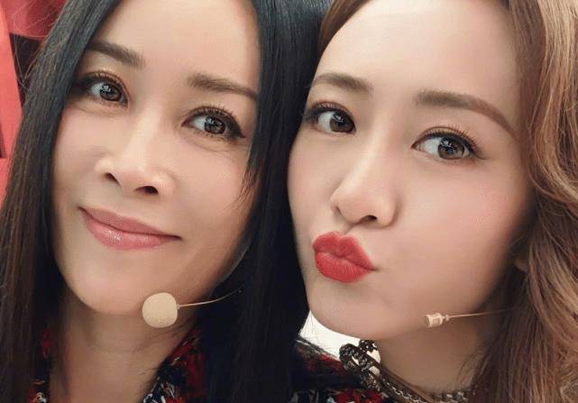 王鸥晒姐姐团"怼脸自拍",周笔畅牙上沾口红,40岁张柏芝浓妆惊艳了