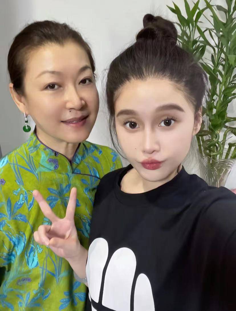 值得一提的是,年轻时候的马丽娟才貌出众,她在铁岭民间艺术团时与赵