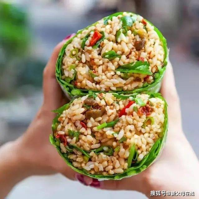 在我国很多地方大年初三有吃菜包饭的习俗,它有团圆美满的好和财源广