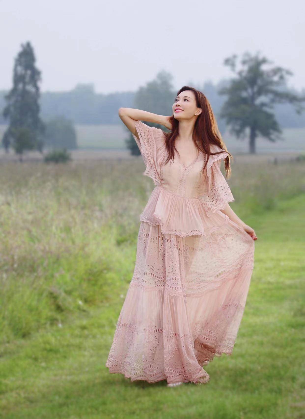 林志玲不愧是宅男女神,粉色镂空长裙若隐若现露出曼妙身姿,真美_显得