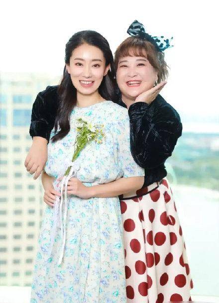 娱乐圈两大"最胖"女演员,贾玲和辣目洋子不靠身材也能红_搭档_金鸡