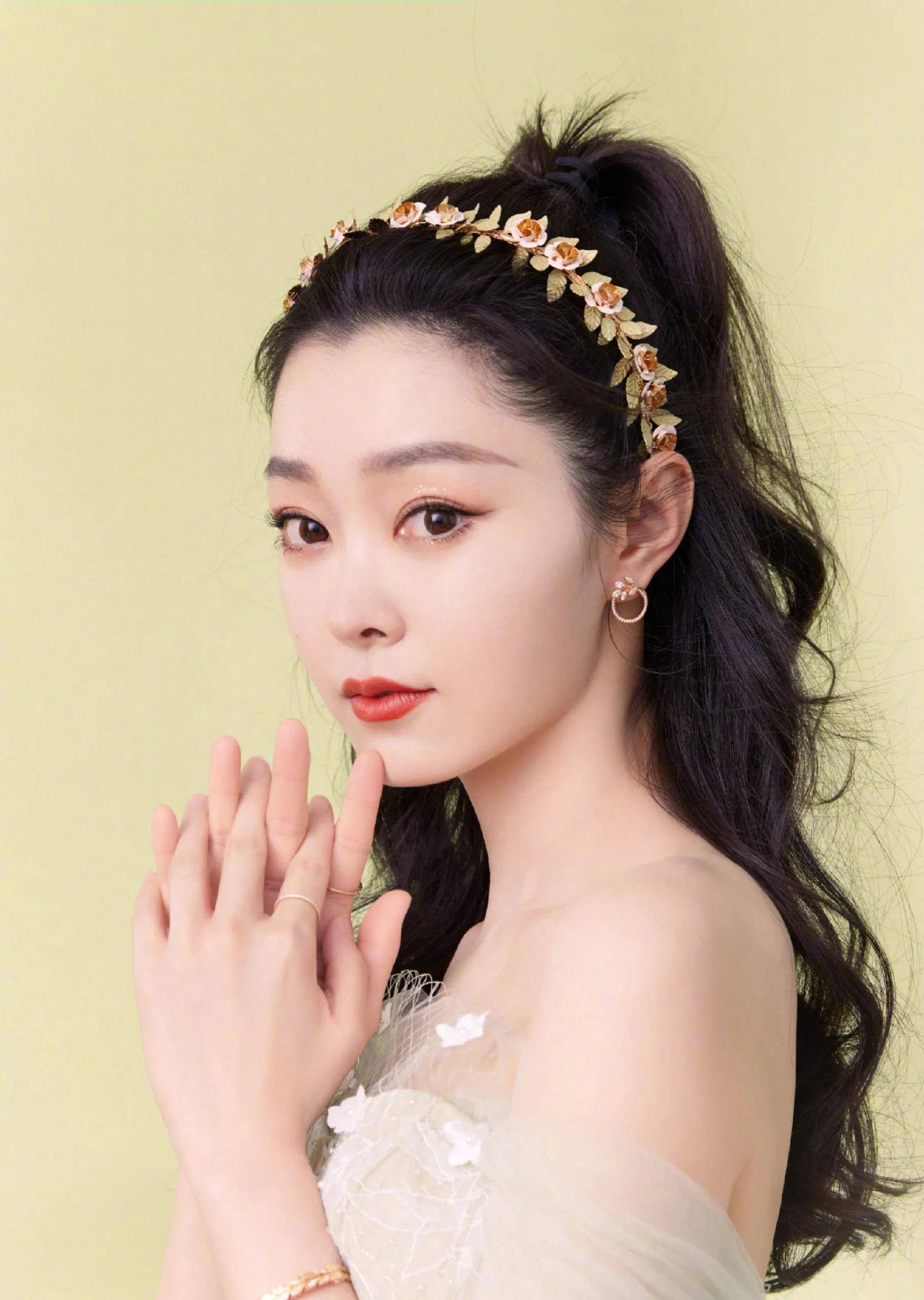 昨晚男女明星盘点,赵丽颖穿旗袍端庄大气,宋轶宋祖儿漂亮可爱_玫瑰