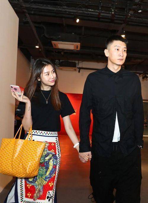 首先,陈露把之前和孙悦秀恩爱的照片全部清空了,现在陈露也基本安顿在