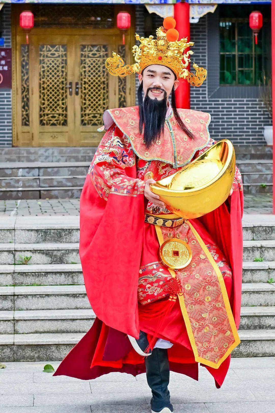 新的一年招财进宝摸摸财神手里的金元宝迎财神,旺财运到,好运到财神一