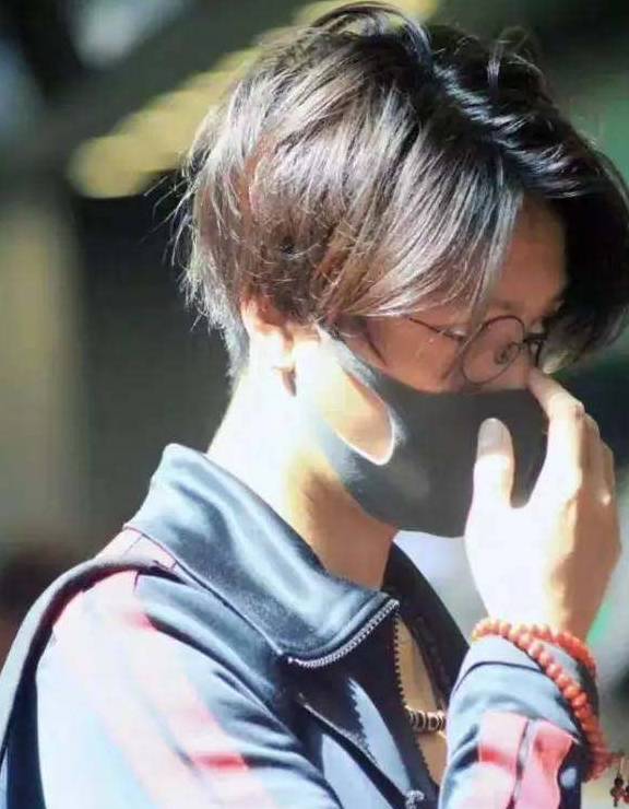 回家过年,王宝强高调佩戴了一串红手串,颜色鲜艳,和南红,红珊瑚,朱砂