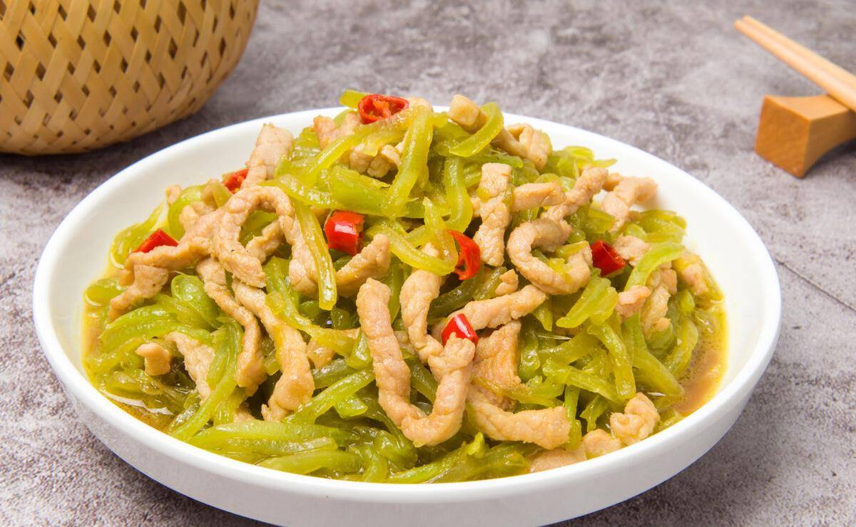 3,莴笋丝炒肉一道好看又好吃的养生菜就完成了,春季养肝记得多吃菠菜
