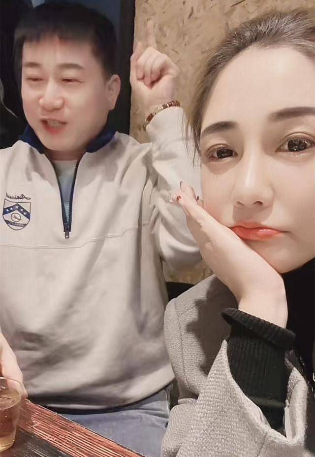 德云社张鹤伦参加同学聚会,被身边女同学抢镜,眼神里全是故事