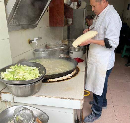 四川老街上的老店,靠一碗面火了40年,环境惹争议,客人也吃得欢_刀削面
