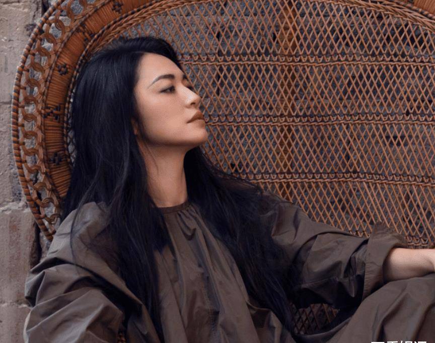 41岁姚晨大胆换发型,中分女神变齐刘海萌妹!