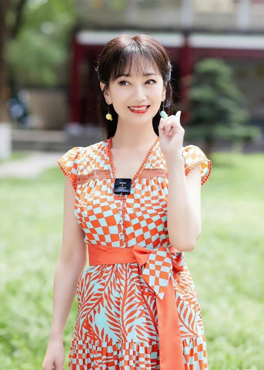 女神赵雅芝近况太潮流,70岁学滑板玩赛车,年轻的秘诀原来在这里_运动