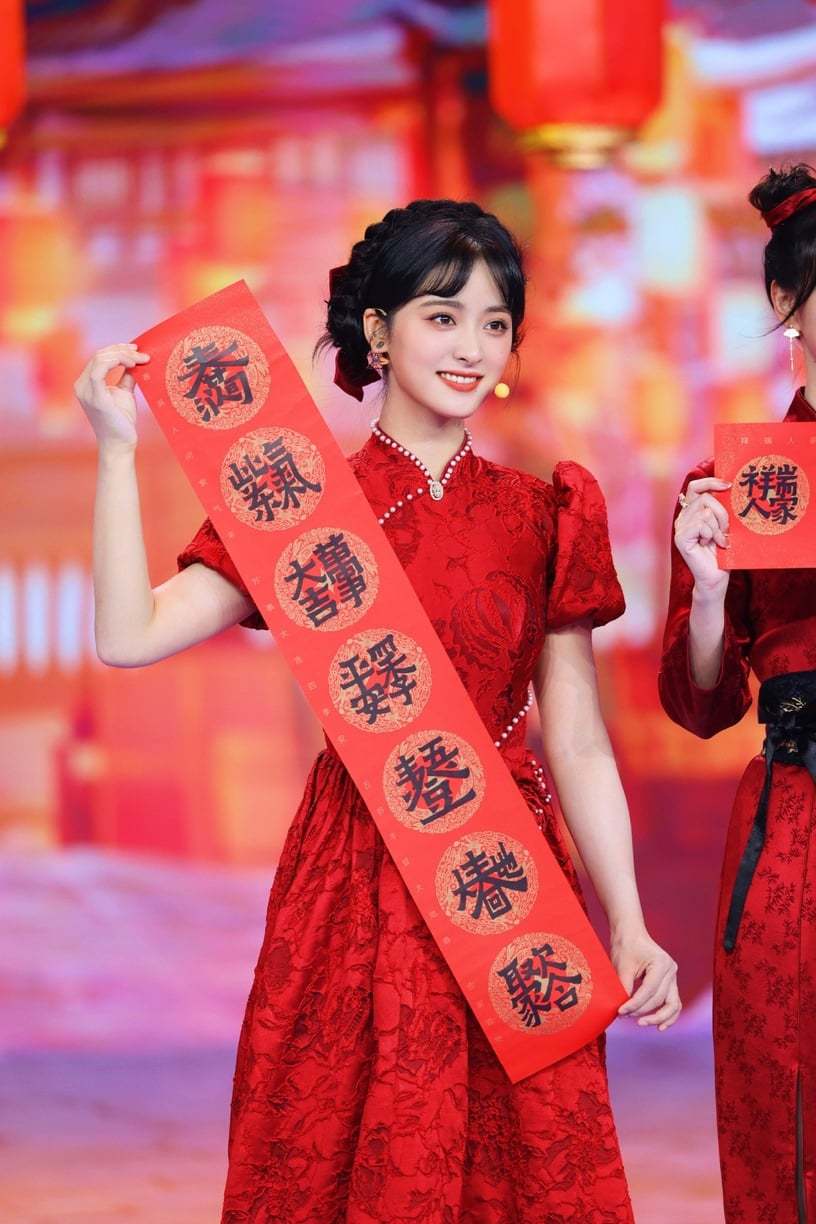 图片来源:微博@沈月明星春晚造型未修vs.