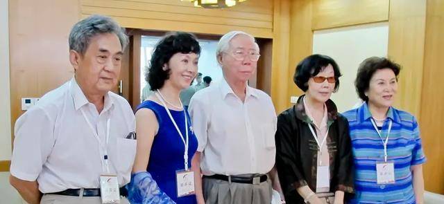 一代"甜美女神"龚雪:曾因谣言远走海外,68岁依旧光彩照人_张迅_网友