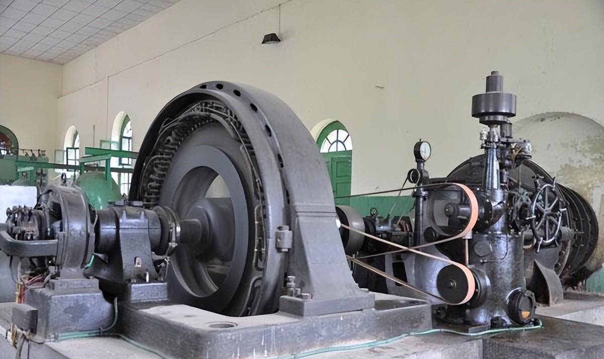 石龙坝水电站位于昆明市西山区海口螳螂川上游,九子母山下青鱼村旁.