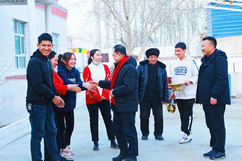 乌什县委书记颜画深入阿合雅镇走访看望结对亲戚_生活_家人_生产