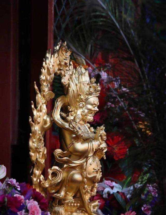 这期间发生过两宗离奇事件:一是沈阳皇寺中价值连城的"玛哈噶喇"金佛