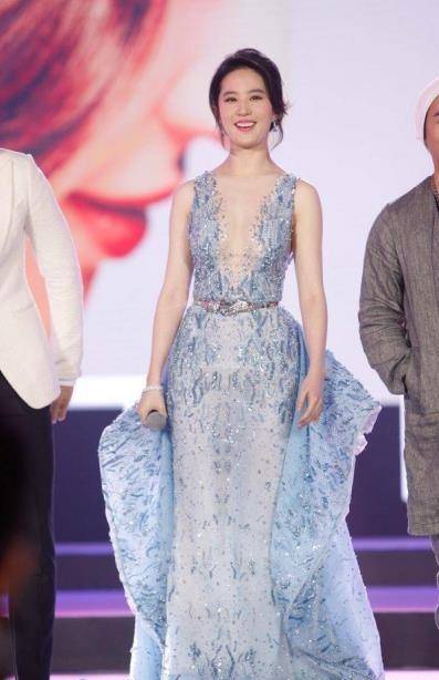 刘亦菲穿成这样出席活动,时尚直接开到腰部,网友:仙气全无_气质_穿着