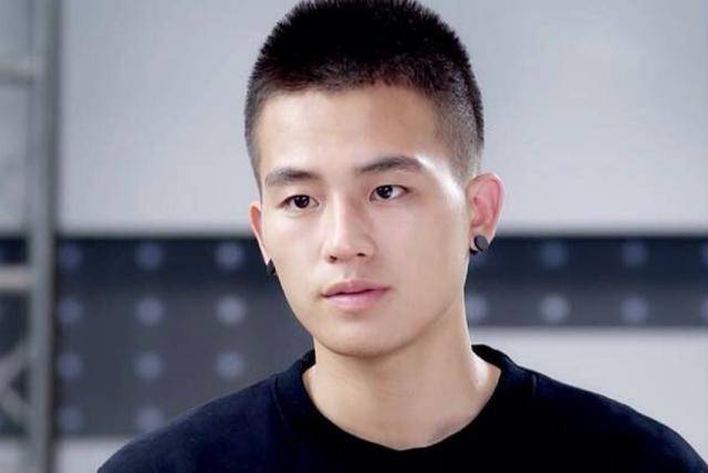 盘点明星"护崽"时刻:王嘉尔好霸气,欧豪超爷们,千玺真绅士