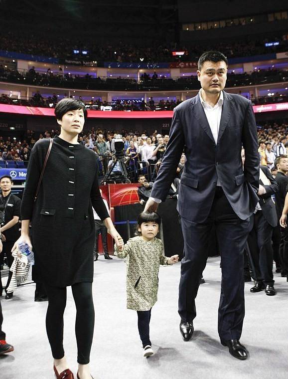 姚明一家过年去四川旅游,孩子们惊呆了:这位叔叔怎么这么高?