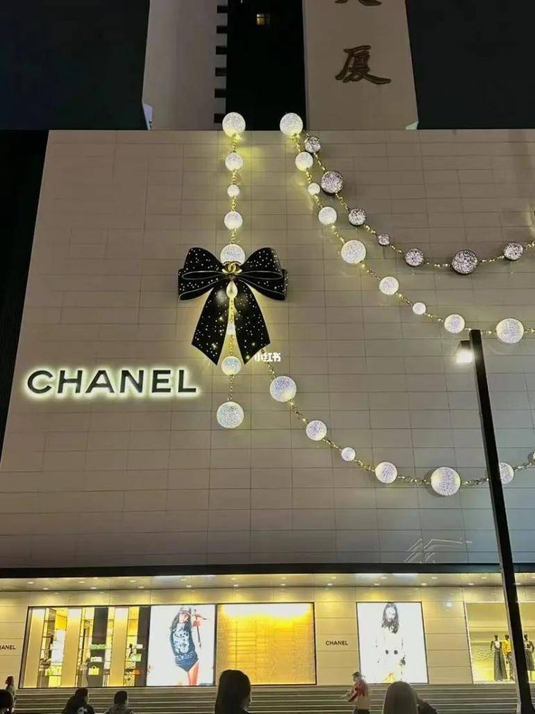 香奈儿圣诞门头装置网友:太贵气了_营销_的设计_品牌